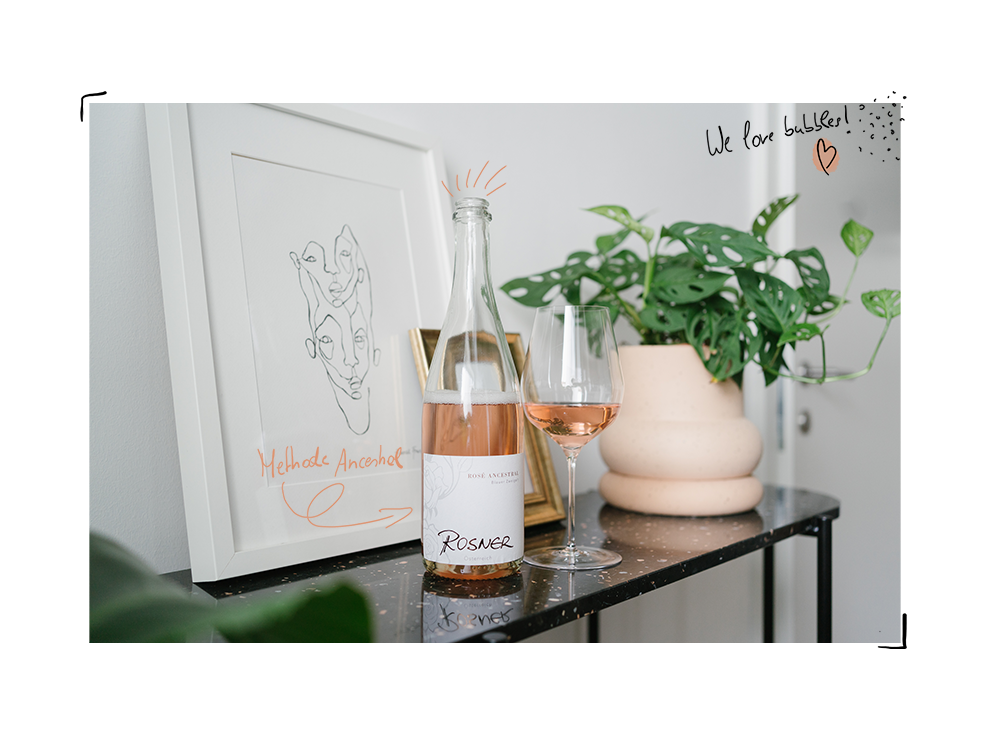 Eine Flasche Rosé Ancestral von Weingut Stefan Rosner und daneben ein gefülltes Glas.