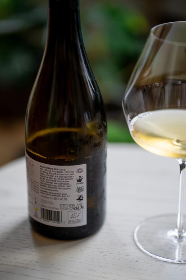 Herrenhof-Lamprecht_Rueckseite Rückseite der Flasche Bucherberg Weiss 2018 vom Herrenhof Lamprecht mit verschiedenen Zertifizierungen.
