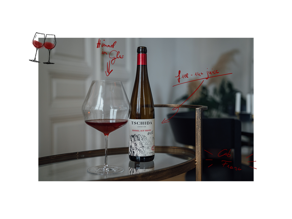 Himmel auf Erden Rosé von Christian Tschida, Flasche neben einem Glas.