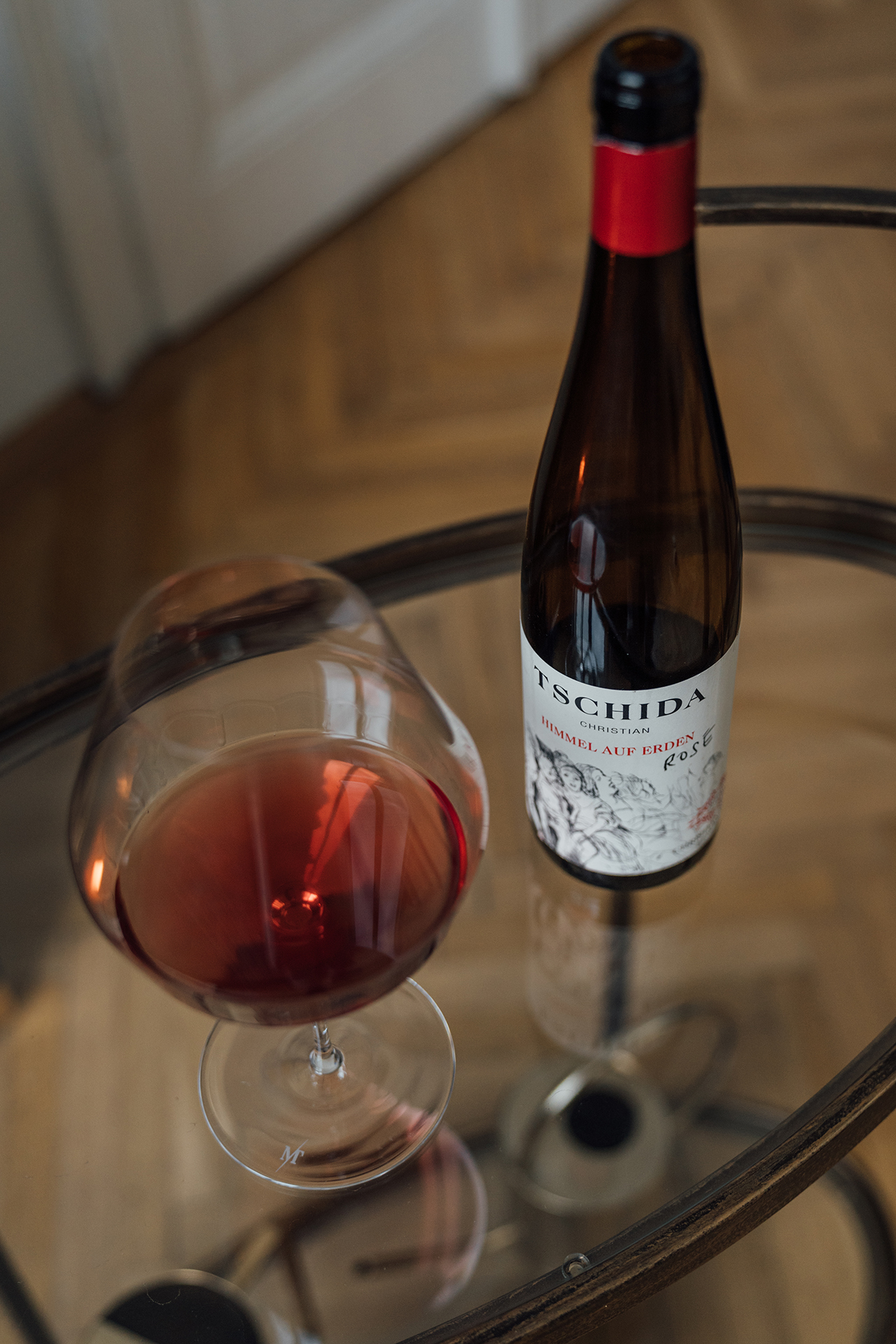Ein Glas Himmel auf Erden Rosé von Christian Tschida, daneben die dazugehörige offene Flasche.